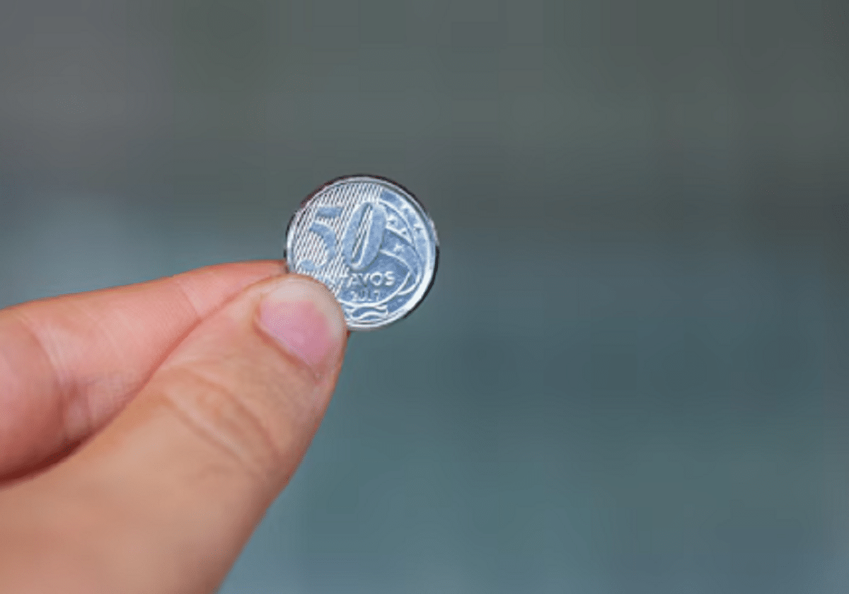 Moeda 50 centavos com o Brasil deslocado