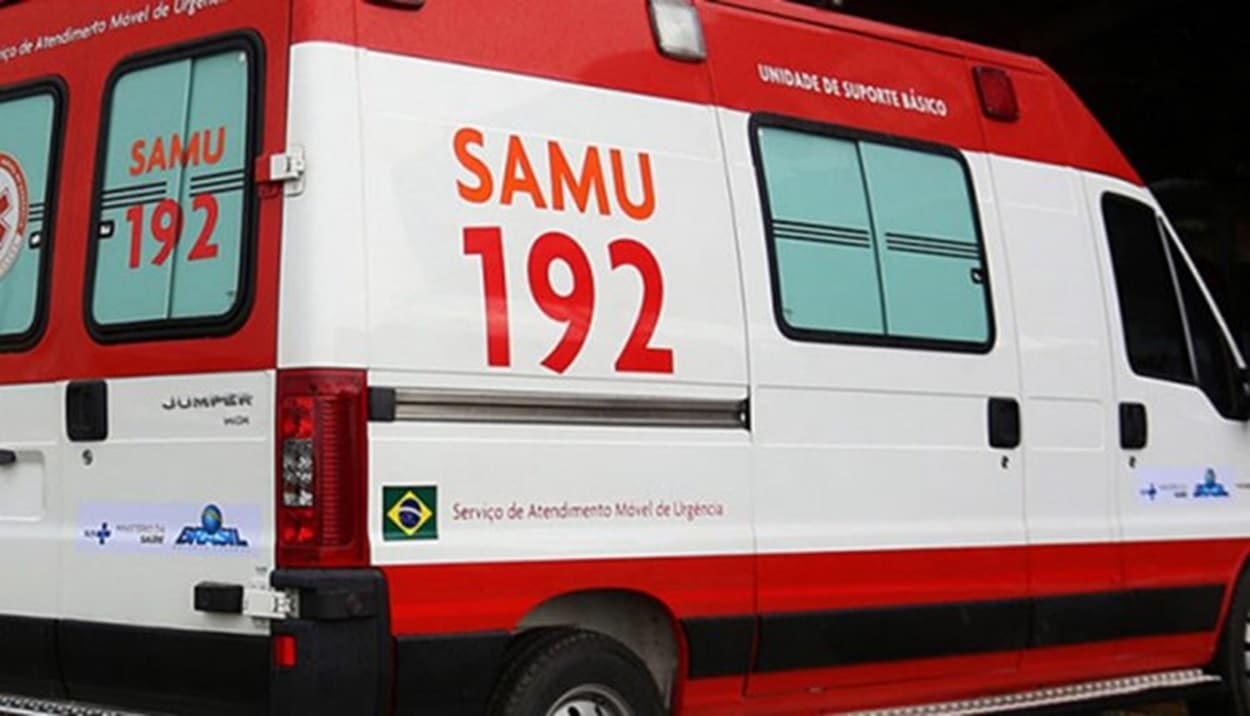 Ambulância do SAMU estacionada