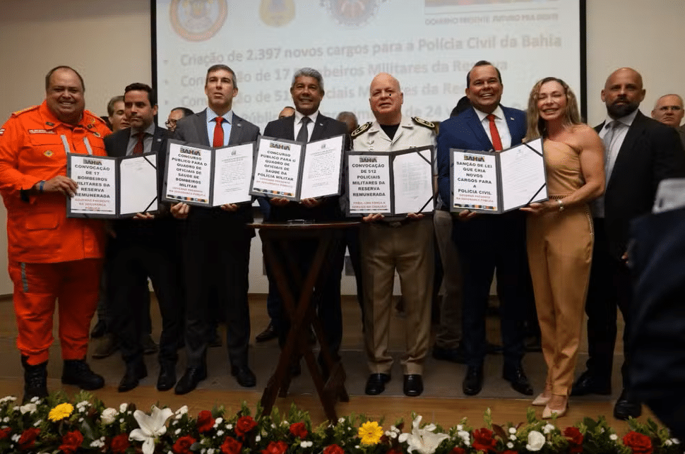 Autorização para novos concursos Autoridades do governo da Bahia e representantes das forças de segurança exibem documentos oficiais sobre a criação de novos cargos para a Polícia Civil e autorização de concursos para Polícia Militar e Bombeiros