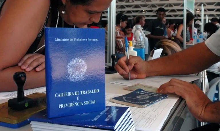 A solicitação do seguro-desemprego pode ser feita também de forma presencial. A solicitação do seguro-desemprego pode ser feita também de forma presencial.