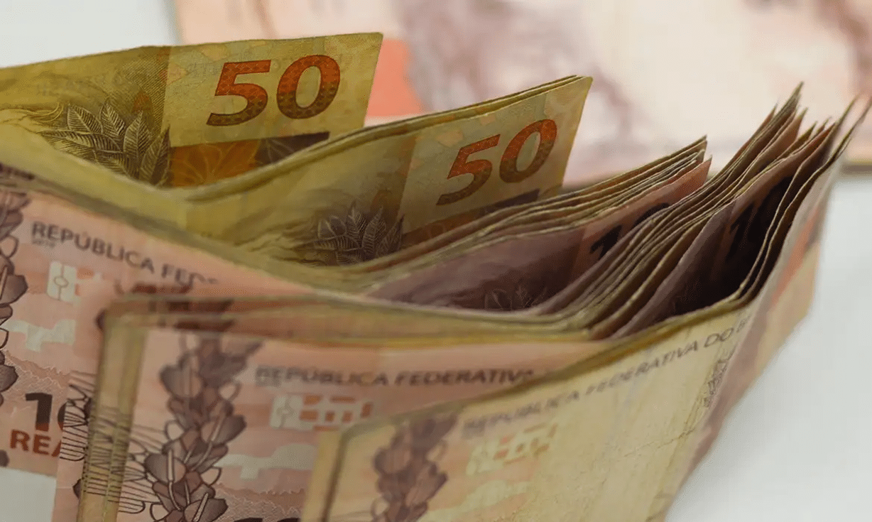 Dinheiro em espécie Cédulas de R$ 50 e R$ 10