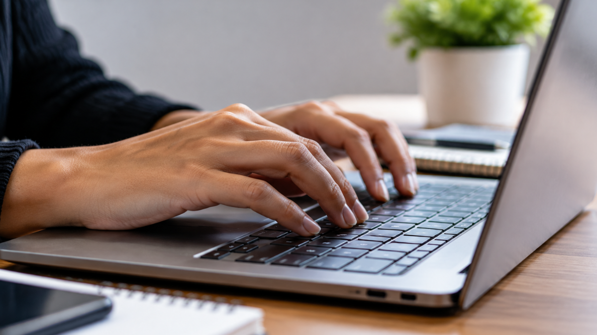 Pessoa utilizando notebook para realizar inscrição online em processo seletivo da Funai.