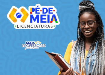 Estudante de licenciatura sorridente segura pasta ao lado das logomarcas do Pé-de-Meia Licenciaturas e do Mais Professores para o Brasil
