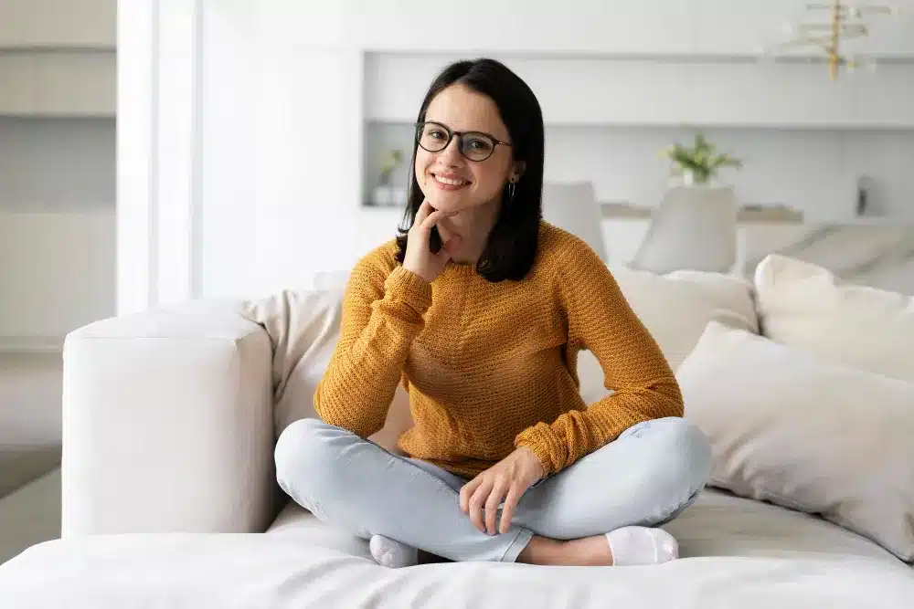 Autocontrole: A Chave para o Sucesso Pessoal e Profissional Mulher com expressão tranquila e focada, demonstrando autocontrole em ambiente confortável.