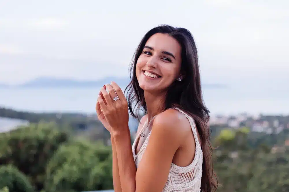 Superando desafios: A mudança na linguagem e seus efeitos Mulher sorrindo ao ar livre, simbolizando superação e bem-estar