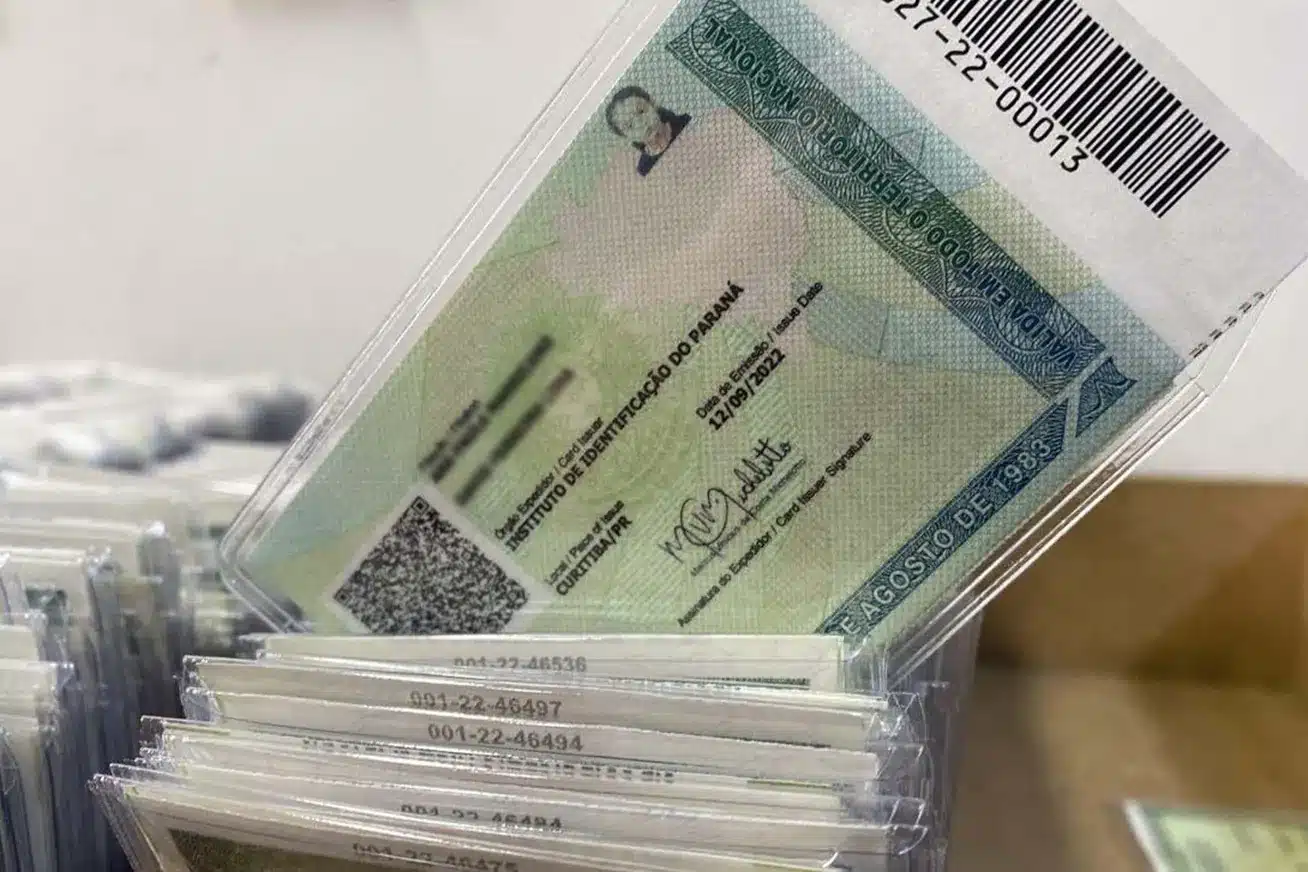 Pilha de novas Carteiras de Identidade prontas para entrega