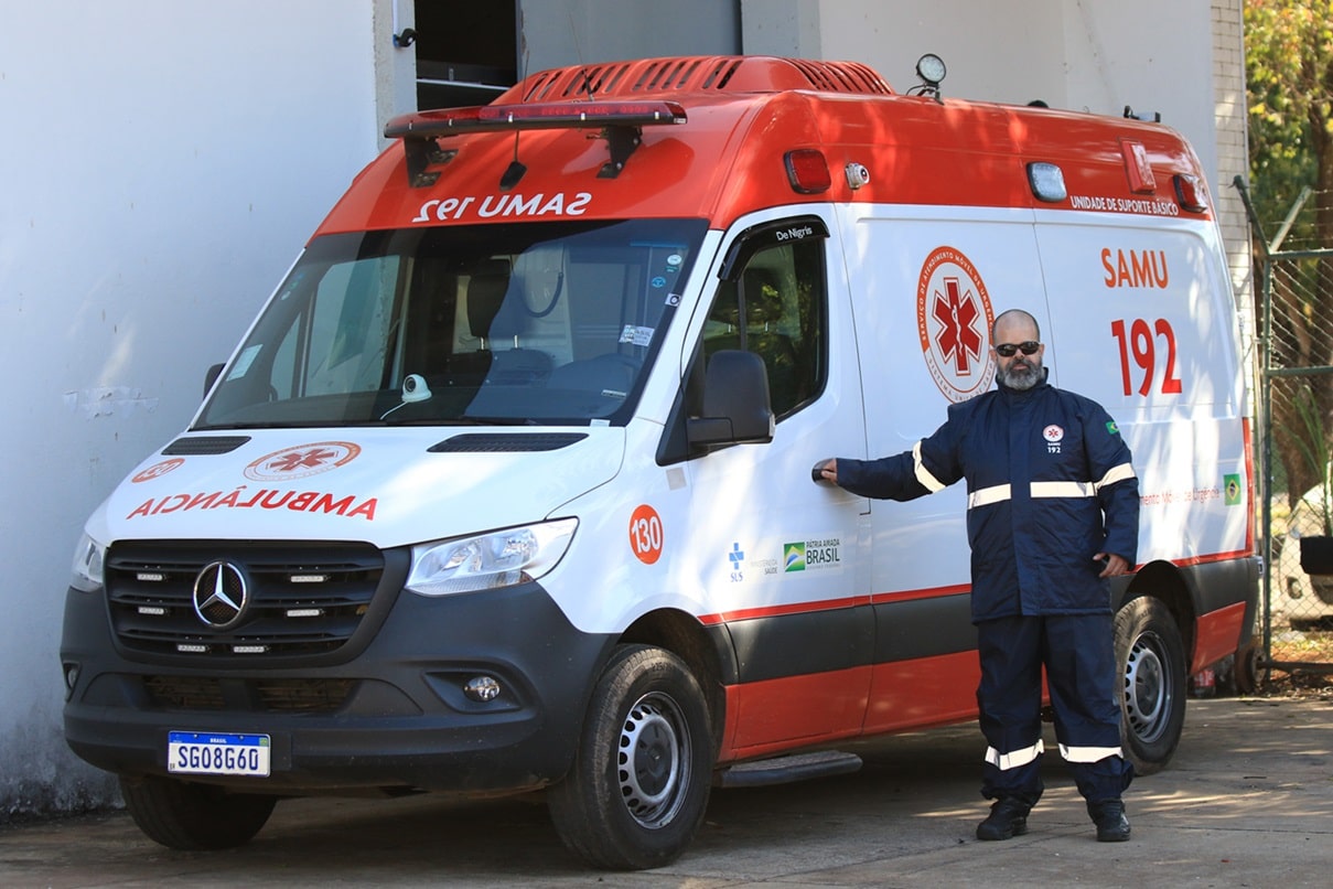 Ambulância do SAMU 192 com funcionário parado