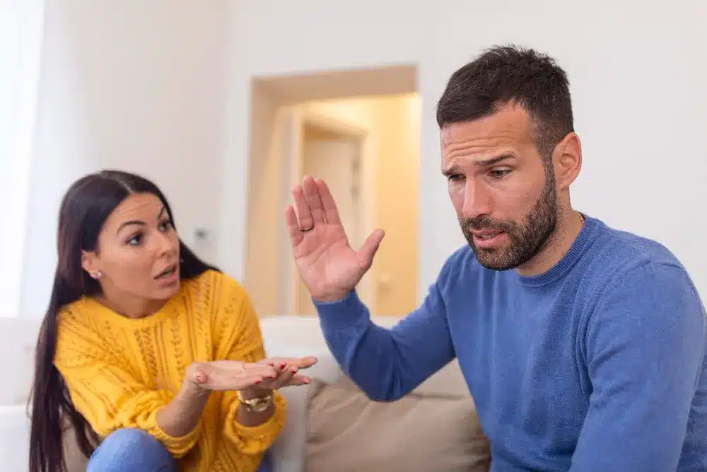 Justificando comportamentos: O uso de frases como 'todo mundo faz isso' Casal discutindo, simbolizando uma conversa tensa onde se tenta justificar comportamentos questionáveis.