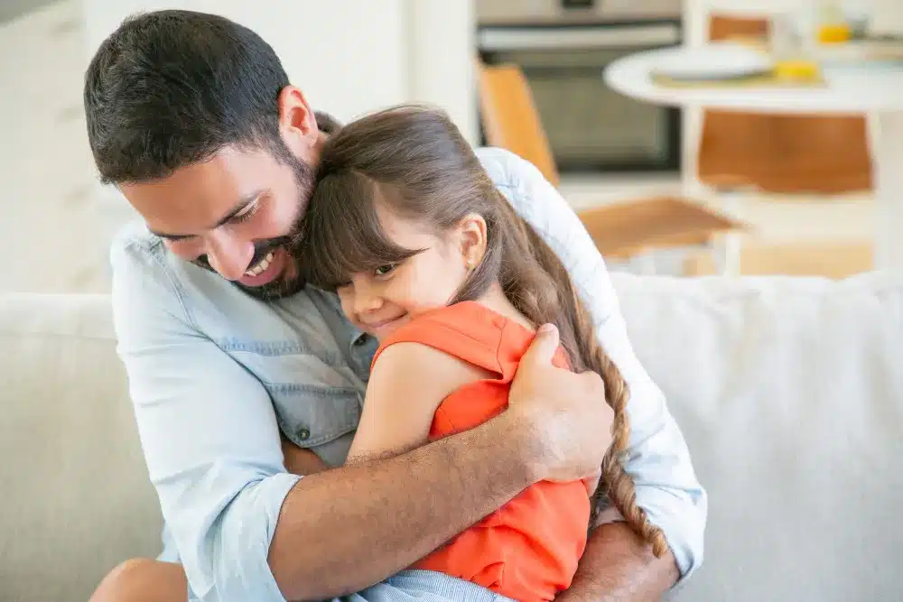 A importância da conexão afetiva entre pais e filhos. Pai abraçando a filha com carinho, demonstrando afeto e conexão emocional.