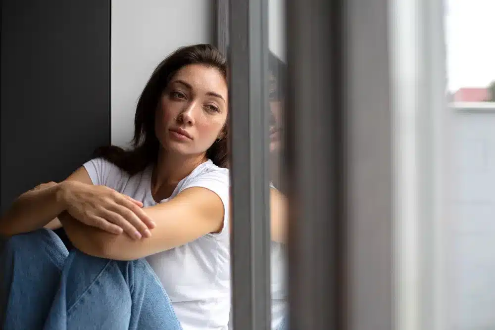 Dependência Emocional: Sinais de Insegurança Emocional Mulher com expressão pensativa, simbolizando a dependência emocional excessiva
