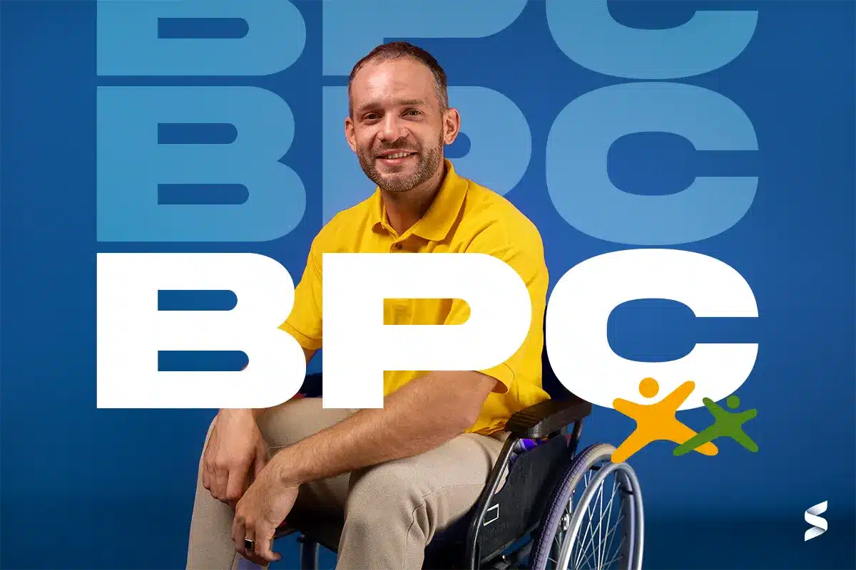 Pessoa em cadeira de rodas sorrindo, representando os beneficiários do INSS BPC, com destaque para o pagamento do benefício.