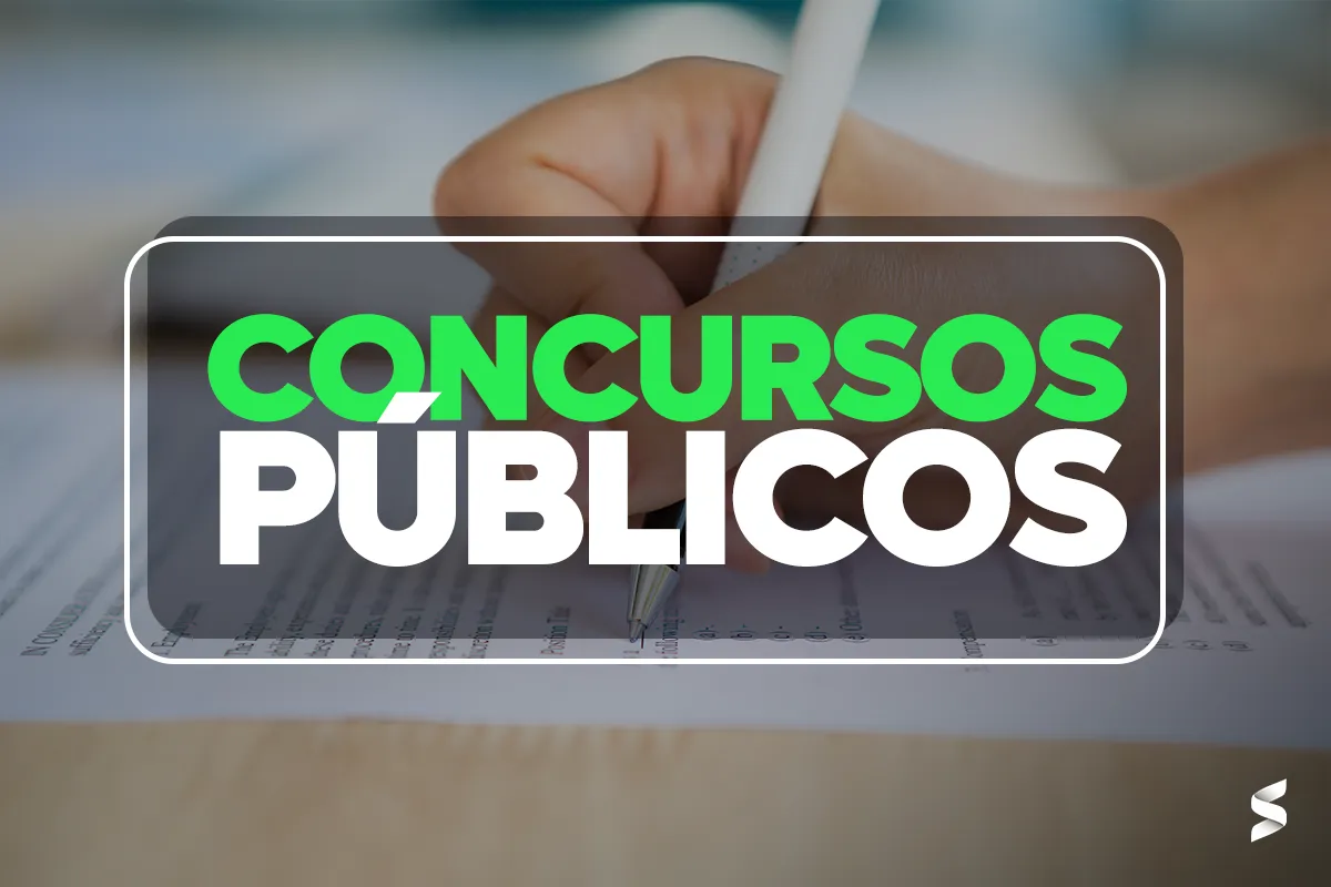 Imagem de uma mão preenchendo um formulário, com o texto 'Concursos Públicos' em destaque, representando a importância de se inscrever para concursos públicos.