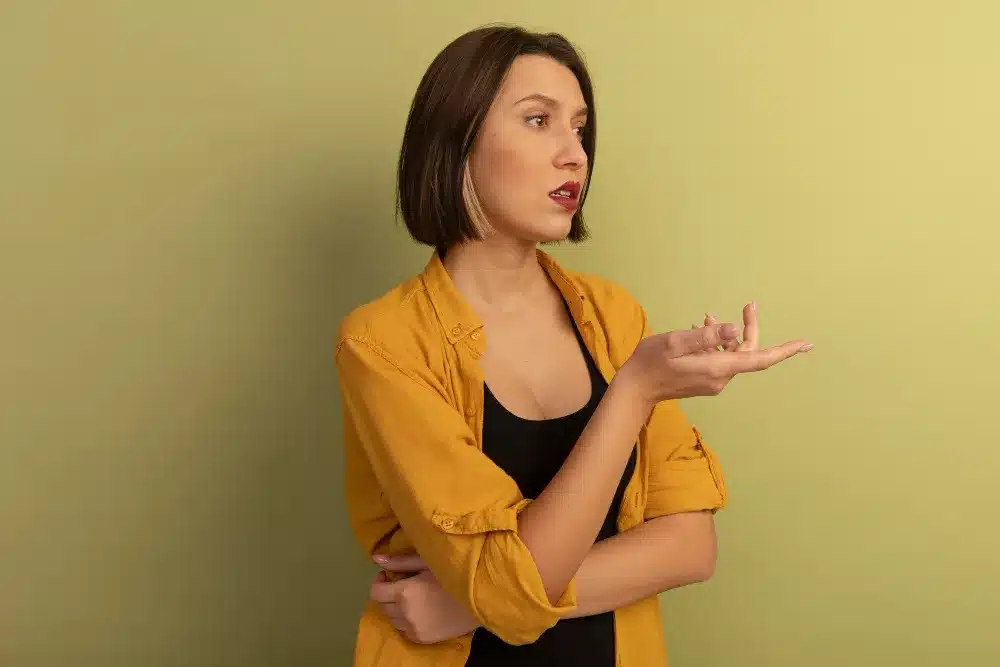 A conexão entre o diálogo interno e a autoconfiança Mulher pensativa gesticulando enquanto fala sozinha