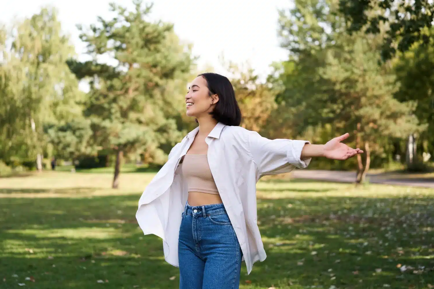 Mulher feliz ao ar livre expressando alegria