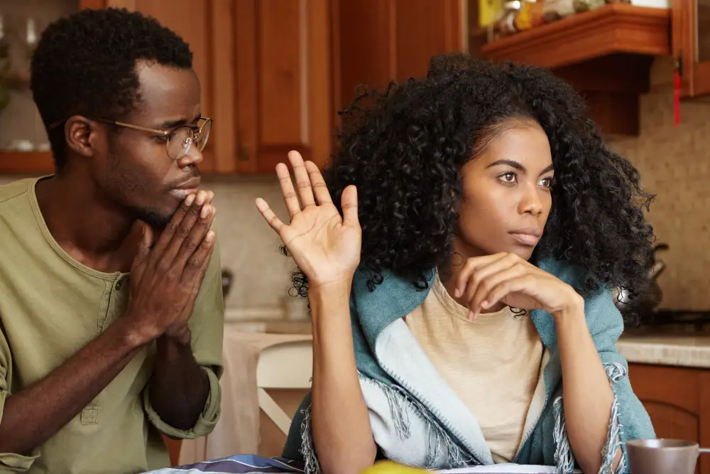Inflexibilidade: quando sua opinião é a única que importa Casal discutindo, com um dos parceiros demonstrando inflexibilidade e a recusa em ouvir o outro, exemplificando a inflexibilidade egoísta.