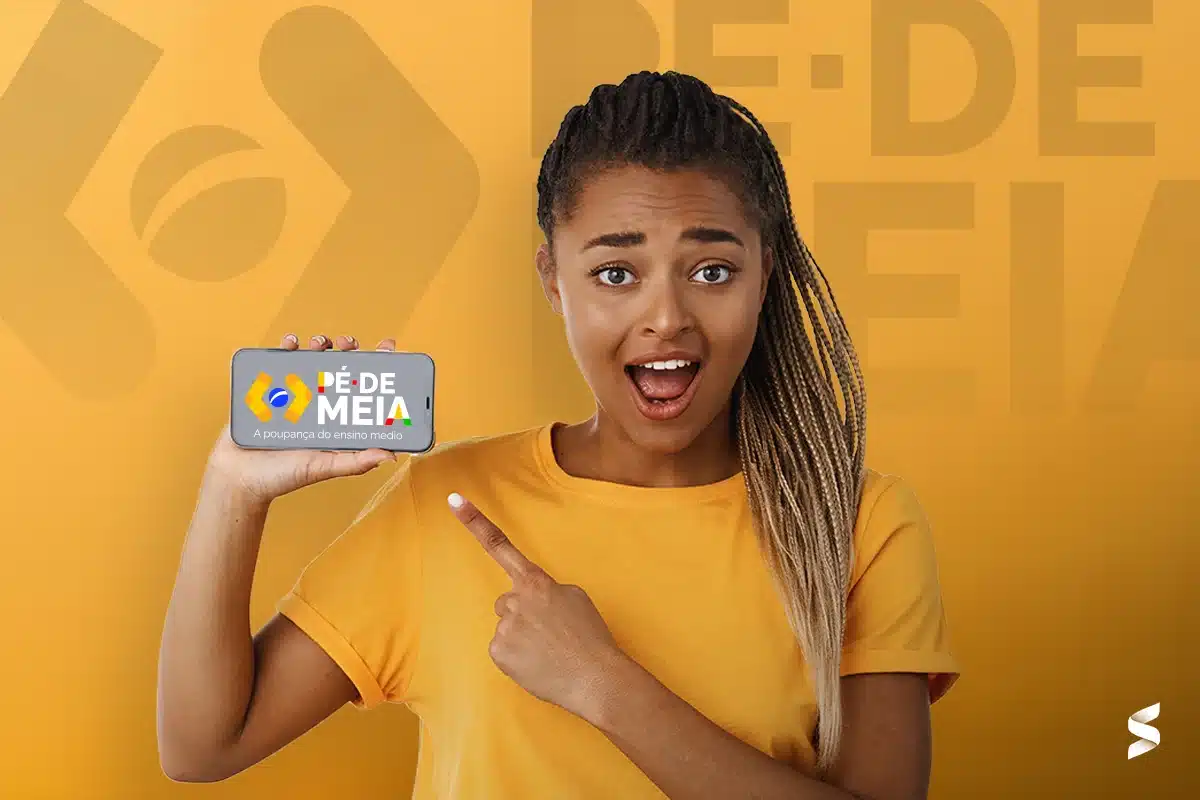 Mulher apontando para o celular com o logo do Pé-de-Meia, representando o programa de apoio financeiro