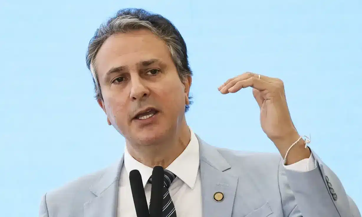 Camilo Santana comenta diretrizes do programa Pé-de-Meia. Ministro da Educação, Camilo Santana, discursa durante evento oficial.