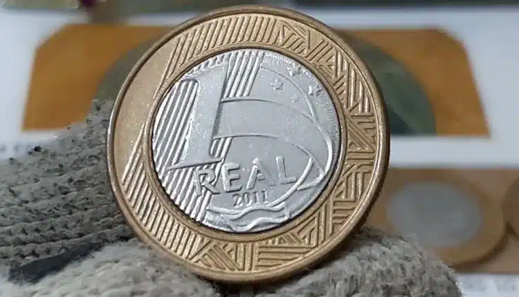 Moeda de 1 Real de 2011 com Erro Raro Moeda de 1 real de 2011 com erro de cunhagem, segurada com luvas