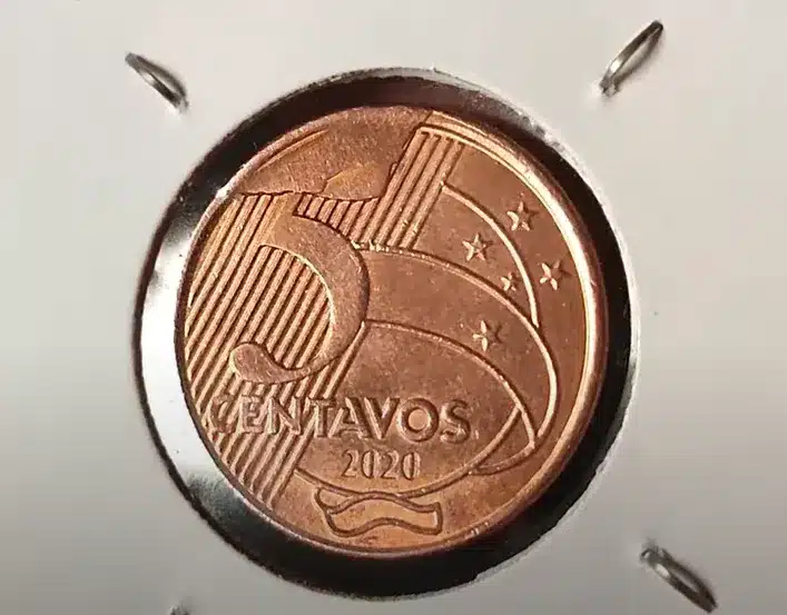 moeda centavos cunho quebrado Moeda de 5 centavos de 2020 com defeito de cunho quebrado, protegida em suporte para colecionadores.