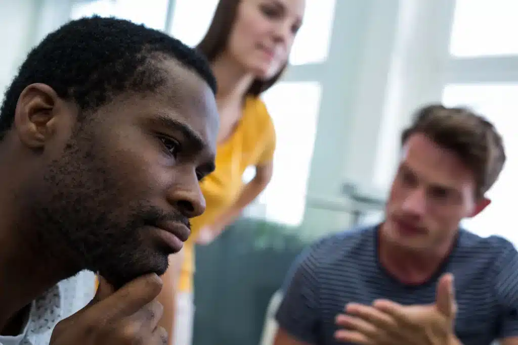 O impacto da frase: 'Você é um negro de alma branca Pessoa pensativa, simbolizando a reflexão sobre a frase 'Você é um negro de alma branca'