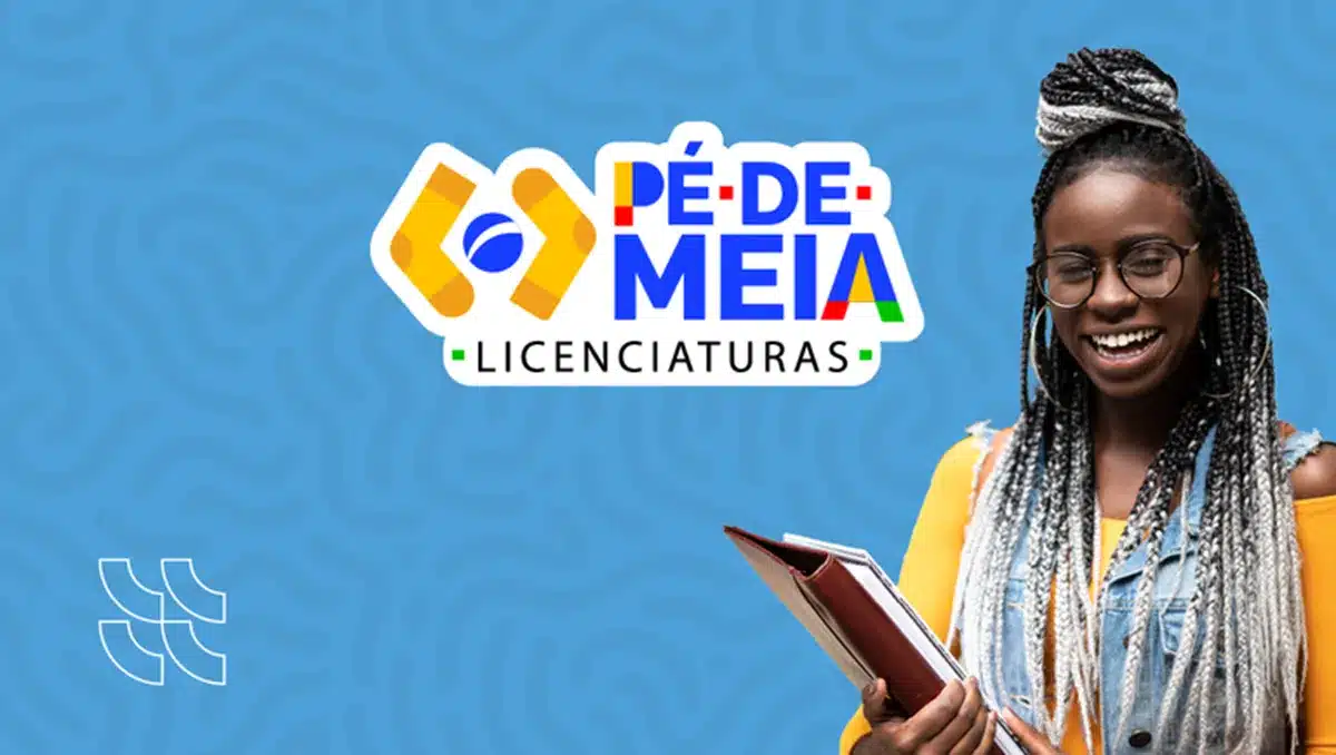Mulher sorridente segurando livros, representando a formação de professores no programa Pé-de-Meia.