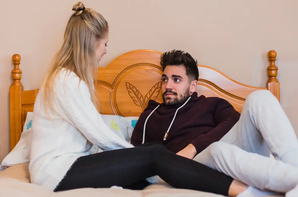 Casal conversando em um momento íntimo e carinhoso no quarto