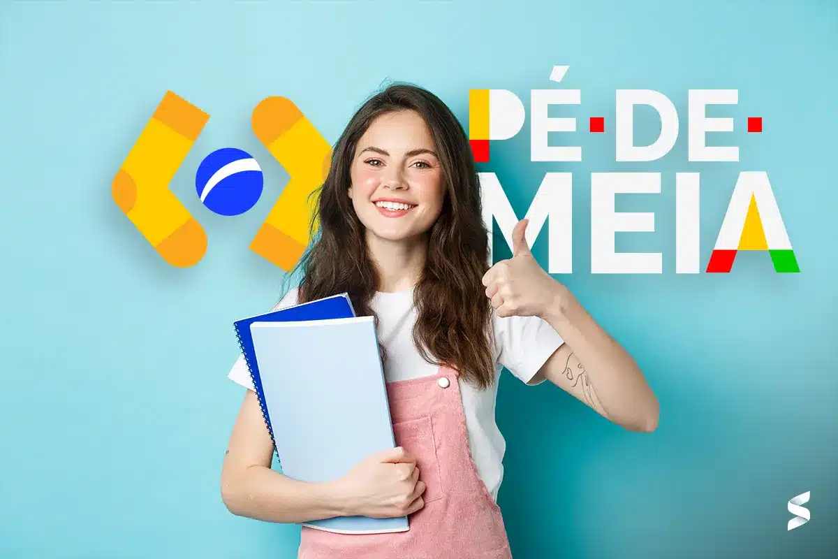 ovem estudante sorrindo, segurando cadernos e mostrando um sinal de positivo, com o logo do Pé-de-Meia ao fundo.