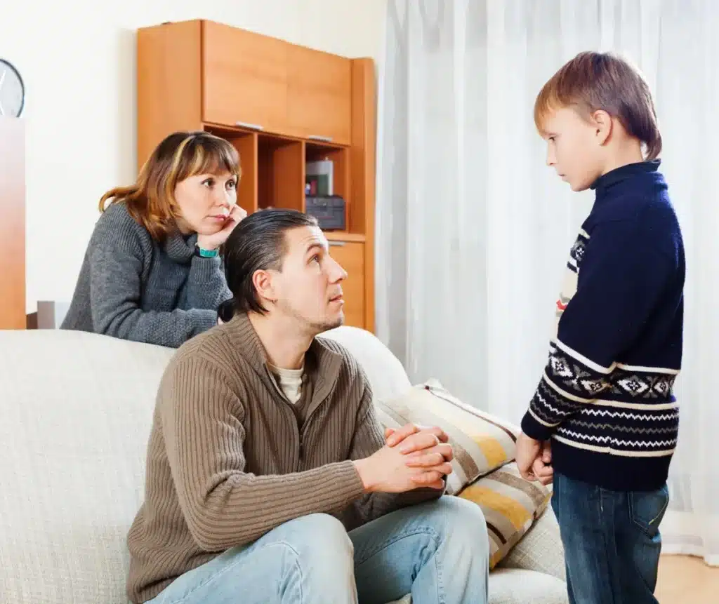 O poder do reconhecimento de erros na relação entre pais e filhos. Pais conversando com o filho, demonstrando a importância do reconhecimento de erros e pedidos de desculpas.