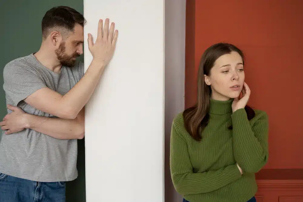 Casal em silêncio, demonstrando desconforto e afastamento, representando um possível cenário de codependência emocional.