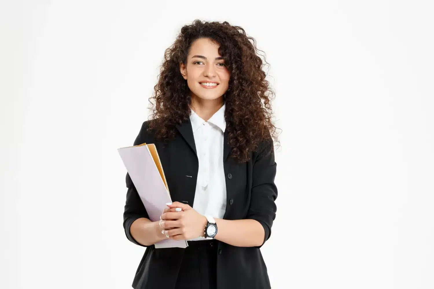 Inscrição no Programa de Estímulo ao Primeiro Emprego. Mulher sorrindo e segurando pastas de documentos, representando uma inscrição no programa de primeiro emprego.
