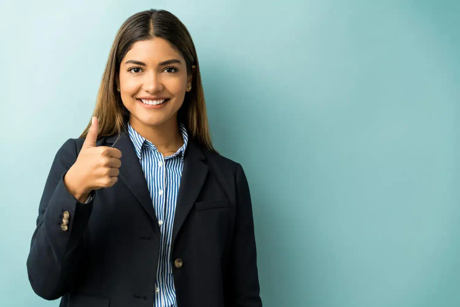 Mulher sorrindo e mostrando o gesto de aprovação com o polegar, simbolizando sucesso e confiança em programas de primeiro emprego.