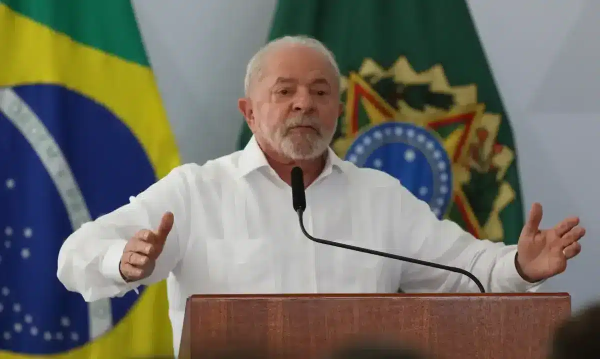 Comunicado do Governo - Presidente Lula Presidente Lula fazendo comunicado em evento oficial.