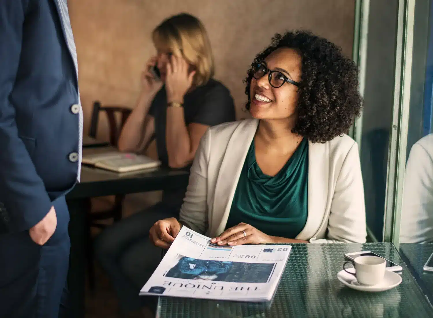 Mulher sorrindo durante uma conversa em um ambiente de trabalho, refletindo o impacto das desigualdades salariais.