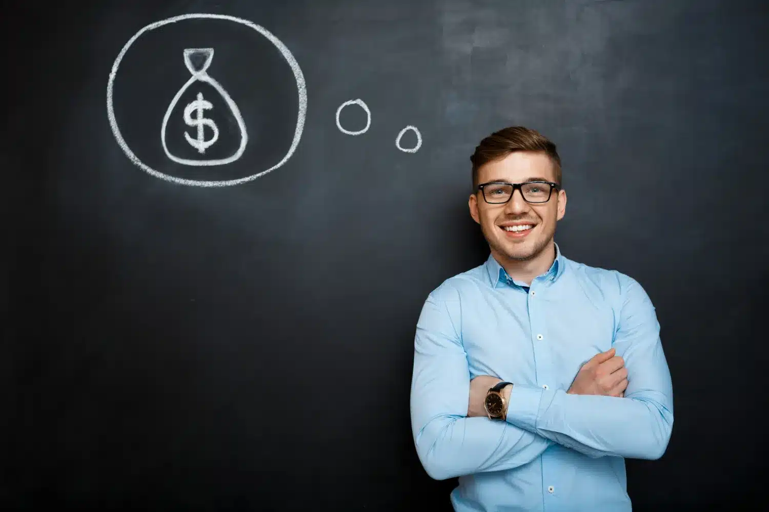 Visão financeira: planejamento e sucesso profissional Jovem sorridente com braços cruzados diante de um quadro-negro, com um desenho de dinheiro ao fundo, representando carreira e sucesso financeiro.