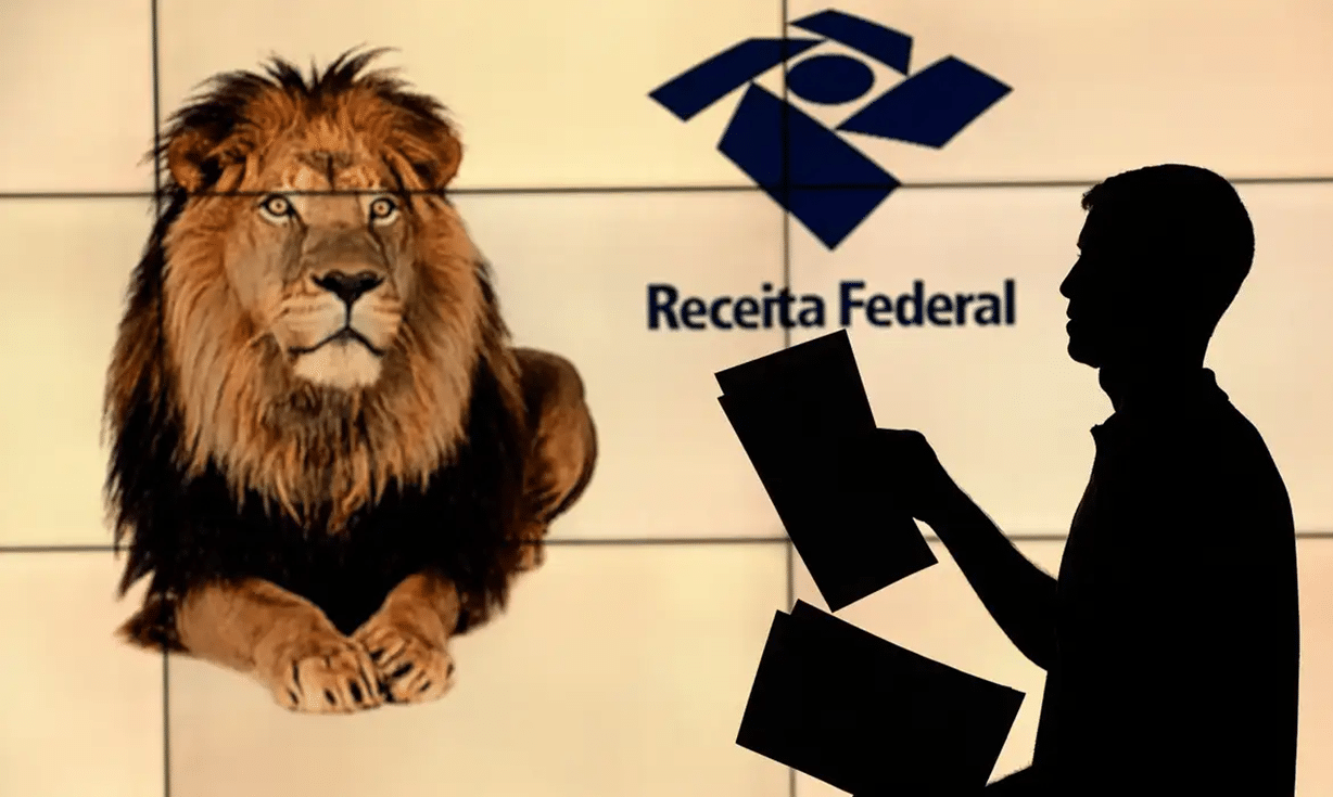 Silhueta de um homem segurando documentos diante de uma tela com um leão e o logo da Receita Federal.
