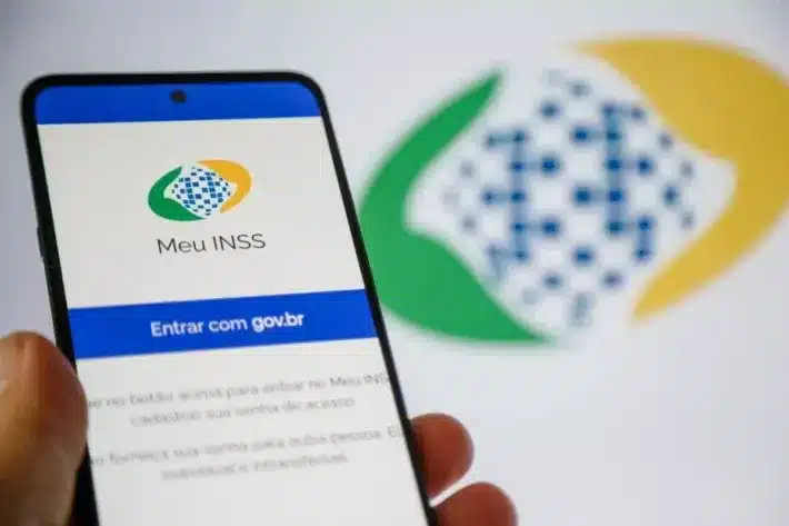 app meu inss atualizacao Tela do aplicativo Meu INSS em um smartphone, com opção de login pelo gov.br.