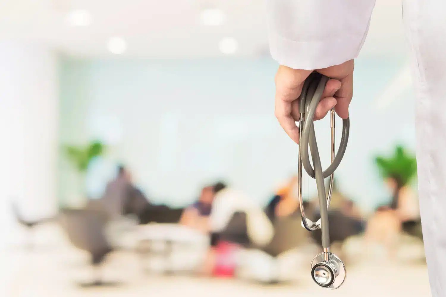 Médico com estetoscópio nas mãos, simbolizando a profissão e as áreas de atuação da medicina.
