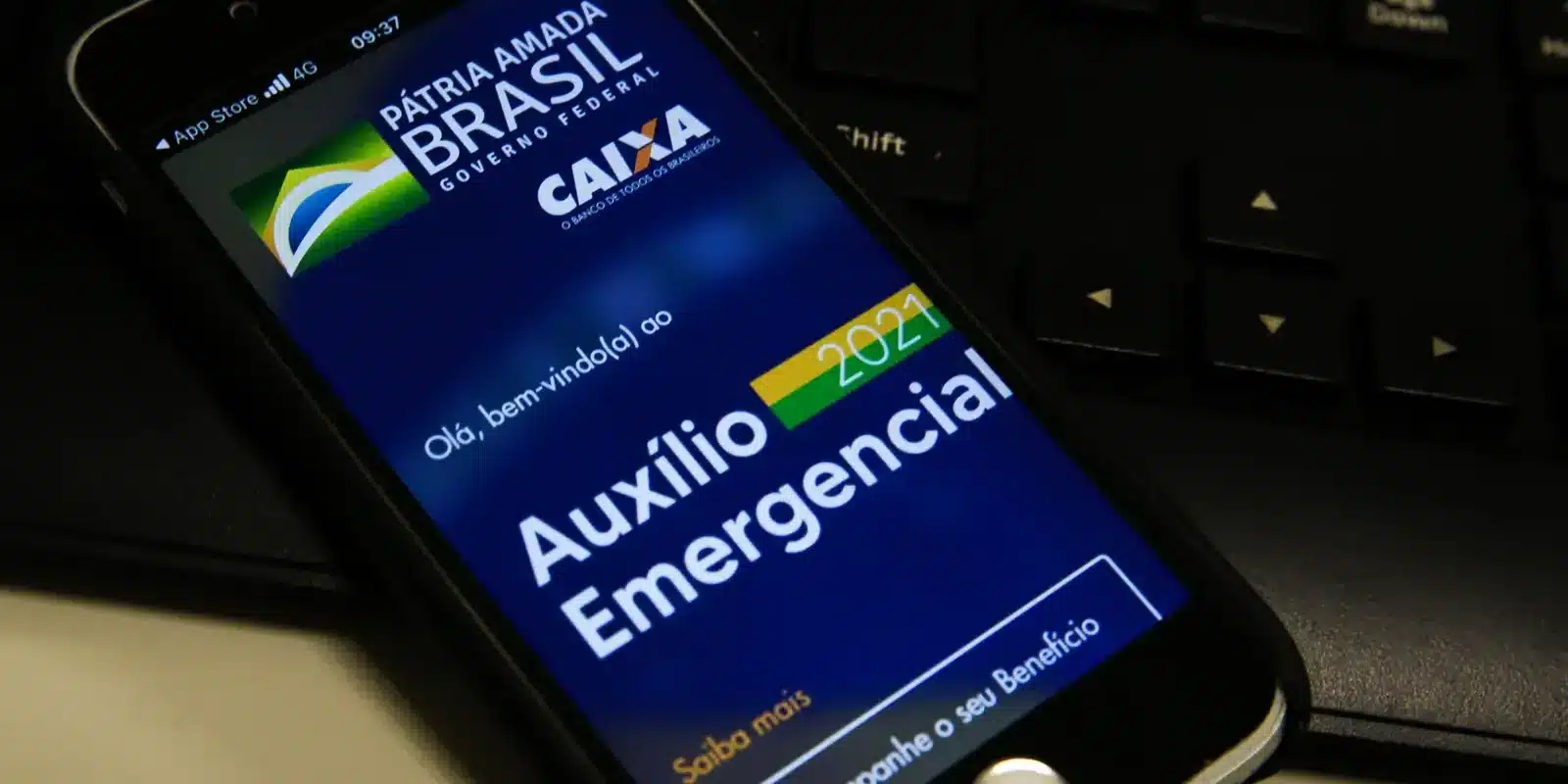 Notificação do Governo sobre Auxílio Emergencial Imagem de um celular com a tela exibindo a interface do Auxílio Emergencial 2021 do governo, com informações de notificação.