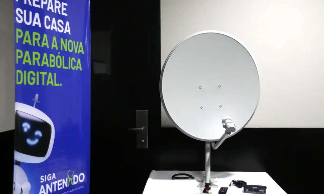 Kit antena digital gratuita do governo, com banner "Siga Antenado" e antena parabólica digital.