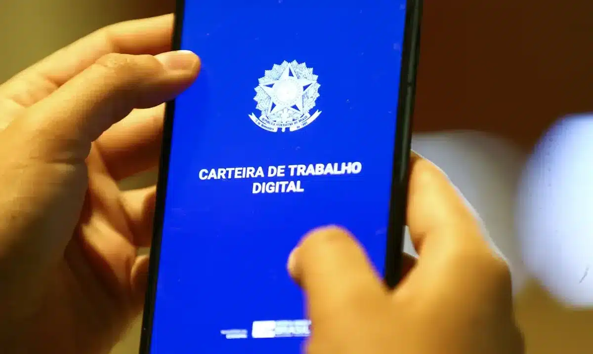 Como Solicitar o Seguro-Desemprego: Acesse sua Carteira de Trabalho Digital Tela do aplicativo da Carteira de Trabalho Digital sendo acessada em smartphone.