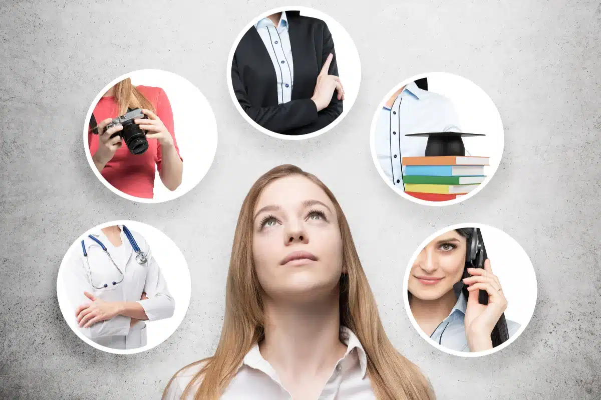 Pessoa olhando para opções de profissões com ícones representando diferentes áreas como saúde, educação, fotografia e atendimento ao cliente.