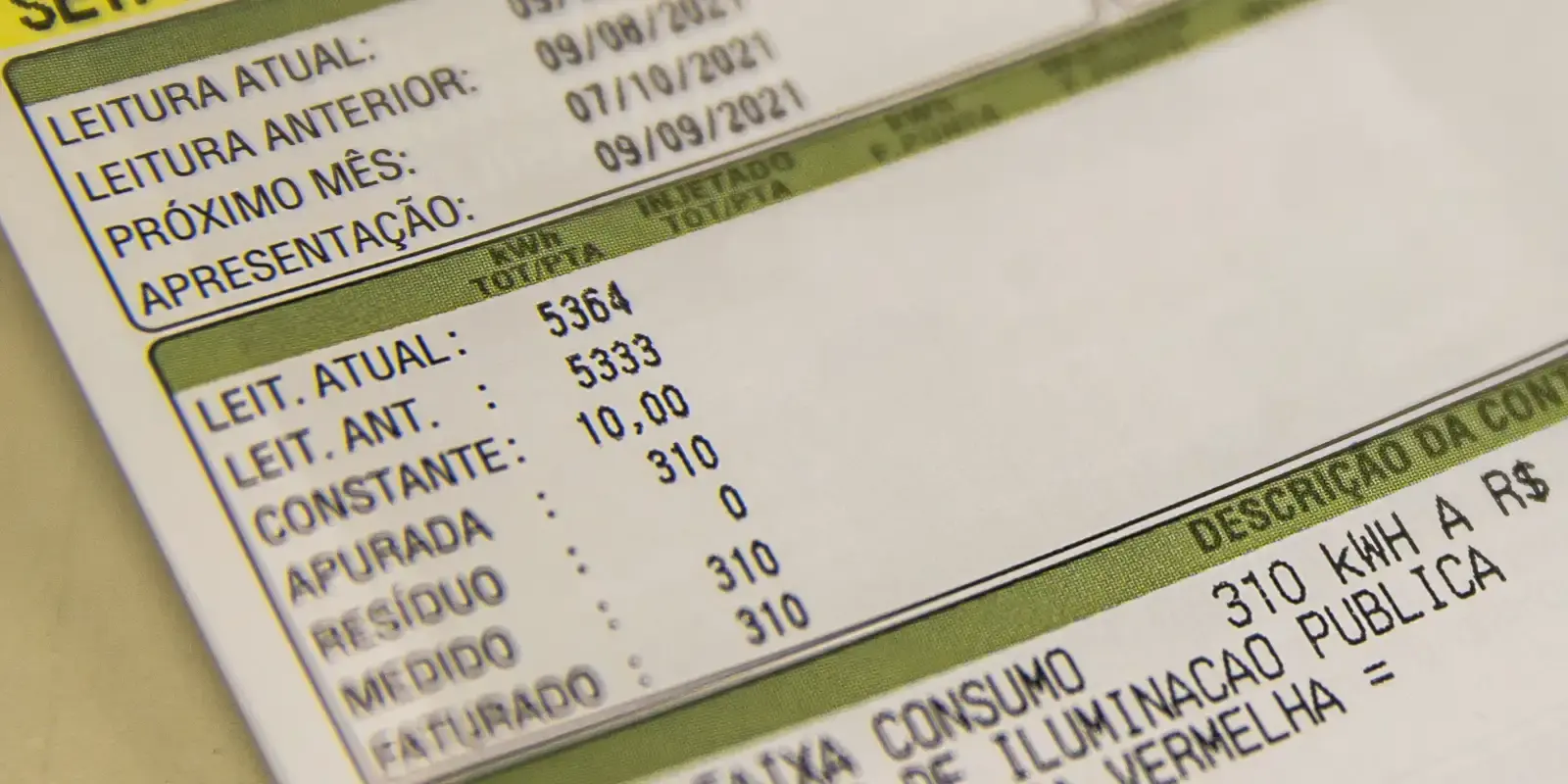 Conta de energia com bandeira verde, destacando o valor a ser pago sem acréscimos extras. Detalhe de uma conta de energia, mostrando valores e informações de consumo de eletricidade com bandeira verde.