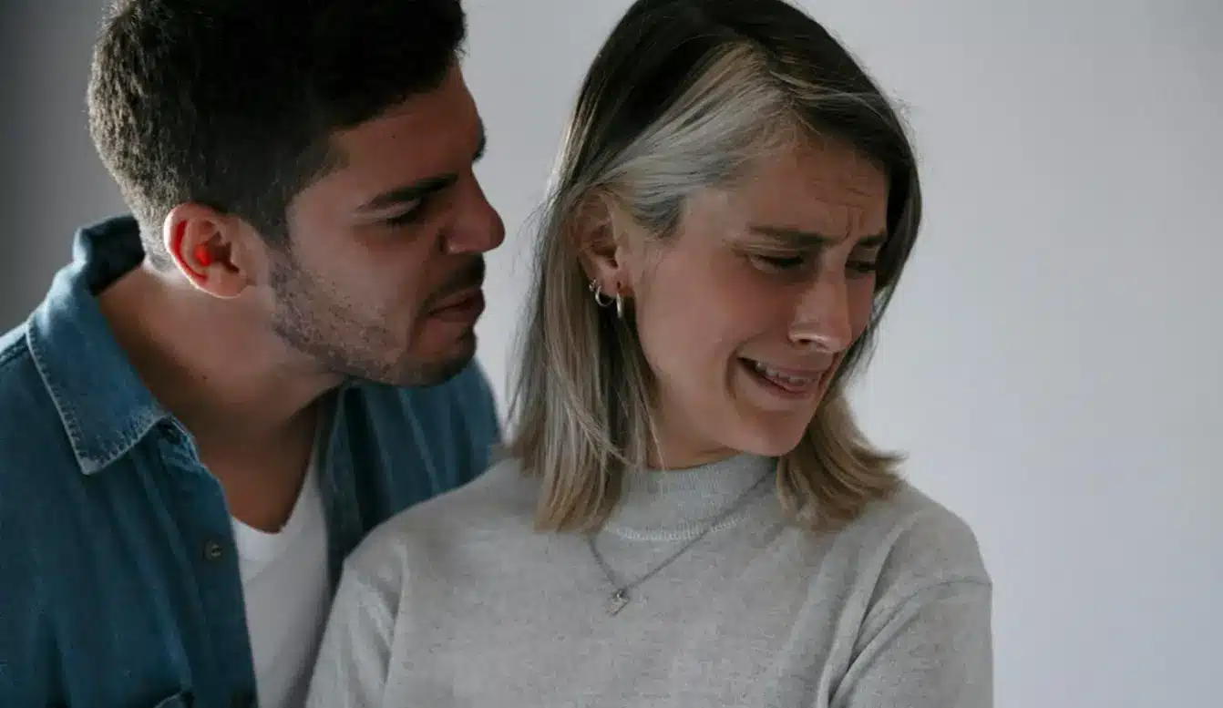 Criação de Conflitos por Manipuladores Imagem de conflito emocional, com uma pessoa manipuladora criando uma situação tensa com outra pessoa.