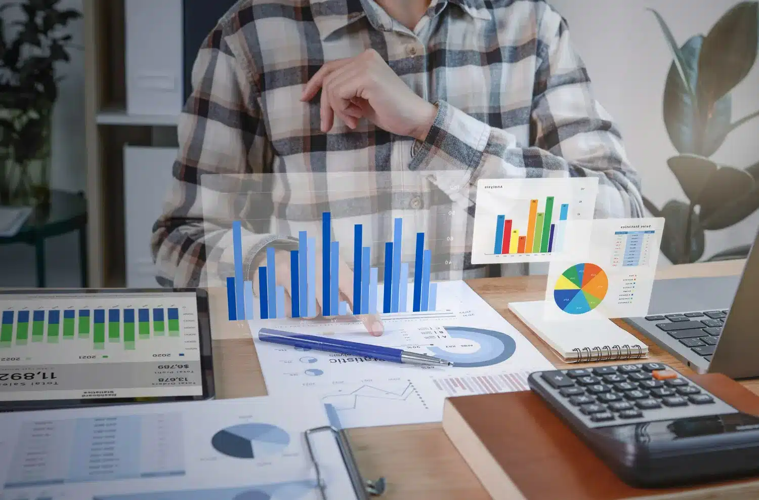 Análise de dados com Excel no ambiente corporativo. Profissional utilizando gráficos e ferramentas do Excel em um ambiente de trabalho.