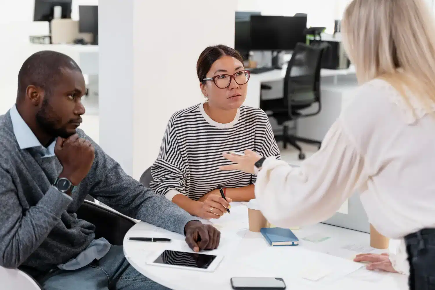 Desconforto ao expressar opiniões: Como a insegurança afeta a comunicação Pessoa com expressão de desconforto durante uma discussão de grupo, simbolizando dificuldade em expressar opiniões.