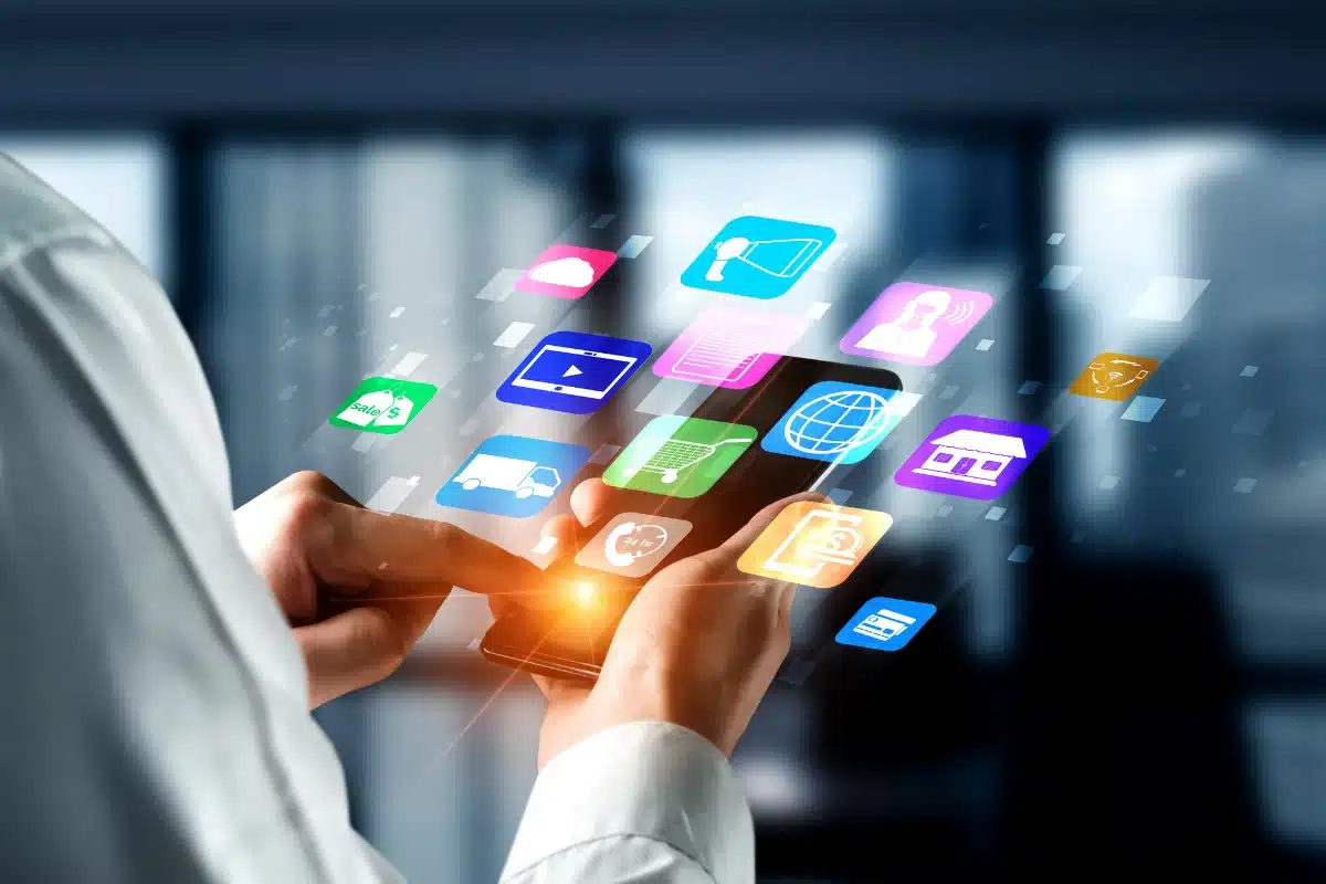 Tecnologias Pessoa interagindo com ícones de aplicativos digitais flutuantes enquanto usa um smartphone.