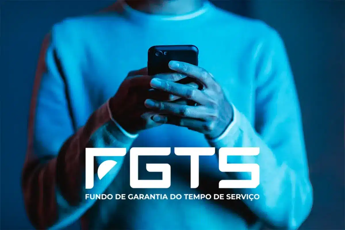 Aplicativo do FGTS permite solicitar saque de R$ 2.800 pelo celular Pessoa usando o celular para acessar informações sobre o FGTS.