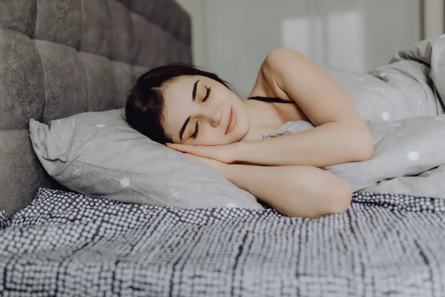 Sociabilidade e a escolha do lado esquerdo da cama Mulher dormindo de lado, ilustrando a sociabilidade associada à escolha do lado esquerdo da cama.