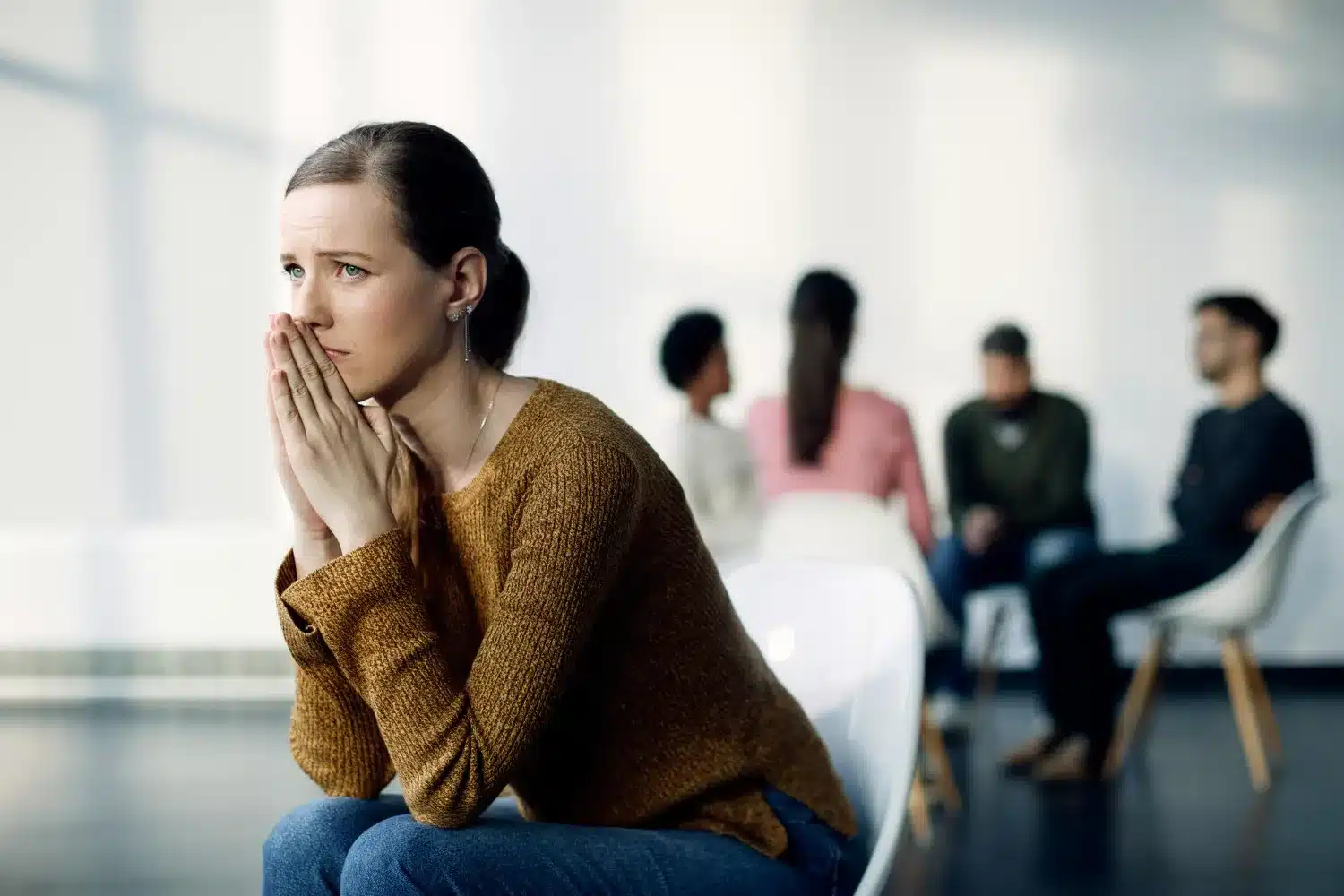 Já parou para pensar como você é visto pelas pessoas? A sua postura, a forma como você interage, até mesmo os pequenos detalhes podem dizer muito sobre quem você é. Já reparou como, às vezes, um simples gesto ou olhar pode passar uma mensagem totalmente diferente da que você queria? Imagine-se em uma sala cheia de pessoas, onde todos estão atentos aos seus movimentos. Como você se sente? Sua postura está transmitindo confiança ou dúvida? Você percebe que seu comportamento pode estar impactando sua imagem de forma negativa, sem nem perceber? É hora de conversar sobre isso. Já se pegou em uma situação onde, sem querer, um pequeno gesto de nervosismo ou um olhar desviado fizeram você parecer distante ou desinteressado? E aquele sorriso que, por mais que você tentasse, não saiu tão natural assim? Como isso fez você se sentir? Agora, pense bem: será que esses gestos podem estar interferindo na maneira como você é percebido pelos outros? 1. Evitar olhar nos olhos Quantas vezes você já conversou com alguém que desviou o olhar? Esse comportamento pode ser interpretado como desinteresse ou falta de confiança. Um contato visual adequado é fundamental para estabelecer uma conexão. Tente olhar nos olhos da pessoa com quem está falando. Isso demonstra que você está presente na conversa e valoriza o que está sendo dito. Mas cuidado, evite exagerar para não parecer intimidador. O equilíbrio é a chave, ok? 2. Gestos excessivos Você sabia que gesticular de forma descontrolada pode passar a impressão de nervosismo? Muitas vezes, as pessoas que se sentem inseguras acabam usando as mãos de maneira exagerada. Isso pode desviar a atenção do que realmente importa: a mensagem que você está tentando transmitir. Tente usar gestos de forma moderada, reforçando suas palavras sem exageros. Isso não apenas ajuda na clareza da comunicação, mas também transmite uma imagem de controle e confiança. 3. Invadir o espaço pessoal A forma como você se posiciona em relação aos outros diz muito sobre seu respeito por eles. Se você frequentemente invade o espaço pessoal de alguém, isso pode ser visto como uma falta de respeito. É importante entender o contexto e a intimidade que você tem com a pessoa. Ajuste sua distância durante as interações para que a outra pessoa se sinta confortável. Isso não só melhora a comunicação, mas também reflete consideração e empatia. 4. Sorriso artificial Um sorriso genuíno pode abrir portas e criar conexões. Por outro lado, um sorriso forçado é facilmente percebido e pode gerar desconfiança. Ao interagir com os outros, procure sorrir de maneira natural. Isso não apenas torna a conversa mais agradável, mas também ajuda a estabelecer um ambiente positivo. Imagine como seria mais fácil se todos pudessem sentir a sinceridade em seu sorriso. 5. Postura inadequada Você já percebeu como a postura pode influenciar a maneira como os outros o veem? Uma postura curvada e ombros caídos podem transmitir insegurança. Imagine entrar em uma sala e, ao invés de se manter ereto e confiante, você se deixa levar por uma postura relaxada. Isso pode dar a impressão de que você não está interessado ou não se importa com o ambiente ao seu redor. Para mudar essa percepção, mantenha a coluna ereta, os ombros relaxados e o queixo alinhado. Isso não apenas melhora a sua aparência, mas também pode aumentar sua autoconfiança. 6. Falta de reações Já conversou com alguém que não demonstra reações? Que chato, não é mesmo? Isso pode ser frustrante e transmitir desinteresse. Uma comunicação efetiva envolve ouvir e responder ao que o outro diz. Pequenos gestos, como acenar com a cabeça ou expressar emoções adequadas, mostram que você está envolvido na conversa. Tente prestar atenção e responder de maneira ativa. Isso não só melhora a interação, mas também constrói uma conexão mais forte. 7. Expressões faciais tensas Como você se sente quando está nervoso? Muitas vezes, isso se reflete em nosso rosto. Uma expressão facial tensa pode transmitir desconforto e insegurança. Para evitar essa impressão, tente relaxar os músculos do rosto e respirar profundamente. Imagine como seria mais fácil se você pudesse transmitir tranquilidade e confiança apenas com sua expressão. Isso pode fazer toda a diferença na forma como os outros o percebem. 8. Movimentos inquietos Você já notou alguém balançando as pernas ou mexendo no cabelo durante uma conversa? Esses movimentos podem ser sinais de ansiedade e podem desviar a atenção do que realmente importa. Para evitar isso, concentre-se em manter seus movimentos suaves e controlados. Isso não só ajuda a manter a atenção na conversa, mas também projeta uma imagem de calma e controle. 9. Inclinar-se para trás Quando você se inclina excessivamente para trás durante uma conversa, isso pode ser interpretado como desinteresse ou falta de envolvimento. Em vez disso, tente inclinar-se levemente para frente. Essa postura demonstra que você está atento e interessado no que está sendo discutido. Imagine como isso pode mudar a dinâmica da conversa, fazendo com que a outra pessoa se sinta valorizada. 10. Inconsistência entre palavras e gestos Por fim, um dos sinais mais claros de falta de sofisticação é a desconexão entre o que você diz e como você age. Se suas palavras não correspondem à sua linguagem corporal, isso pode gerar confusão e desconfiança. Para evitar essa situação, assegure-se de que seus gestos reforcem sua mensagem. Pense em como seria mais fácil se você pudesse ser percebido como autêntico e verdadeiro apenas pela congruência entre suas palavras e ações. Agora que você conhece esses sinais, é hora de refletir sobre seu próprio comportamento. Você se reconhece em algum deles? Lembre-se, pequenas mudanças podem resultar em grandes transformações na maneira como os outros o percebem. Ao ajustar esses detalhes, você pode projetar mais confiança e sofisticação nas suas interações diárias.