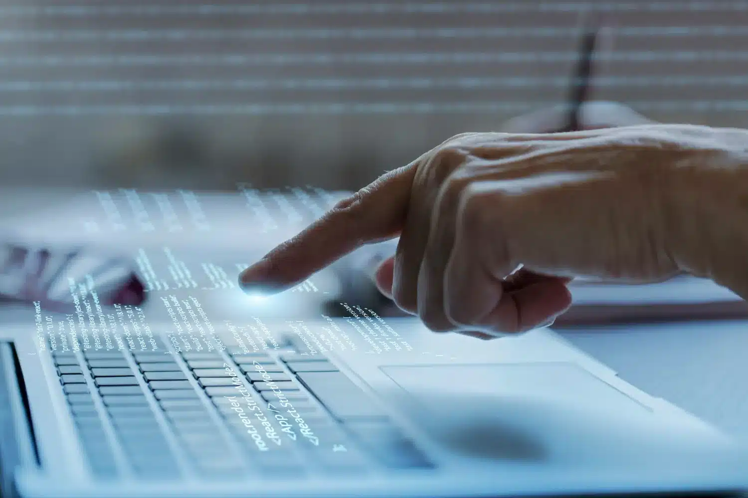 Riscos da desinformação para o microempreendedor Pessoa interage com tela digital enquanto analisa dados no computador.